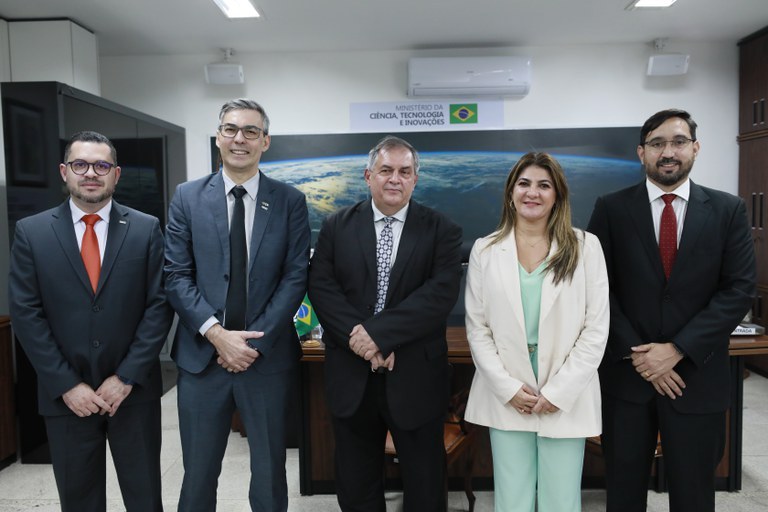 Reitora visita MCTI.jpeg