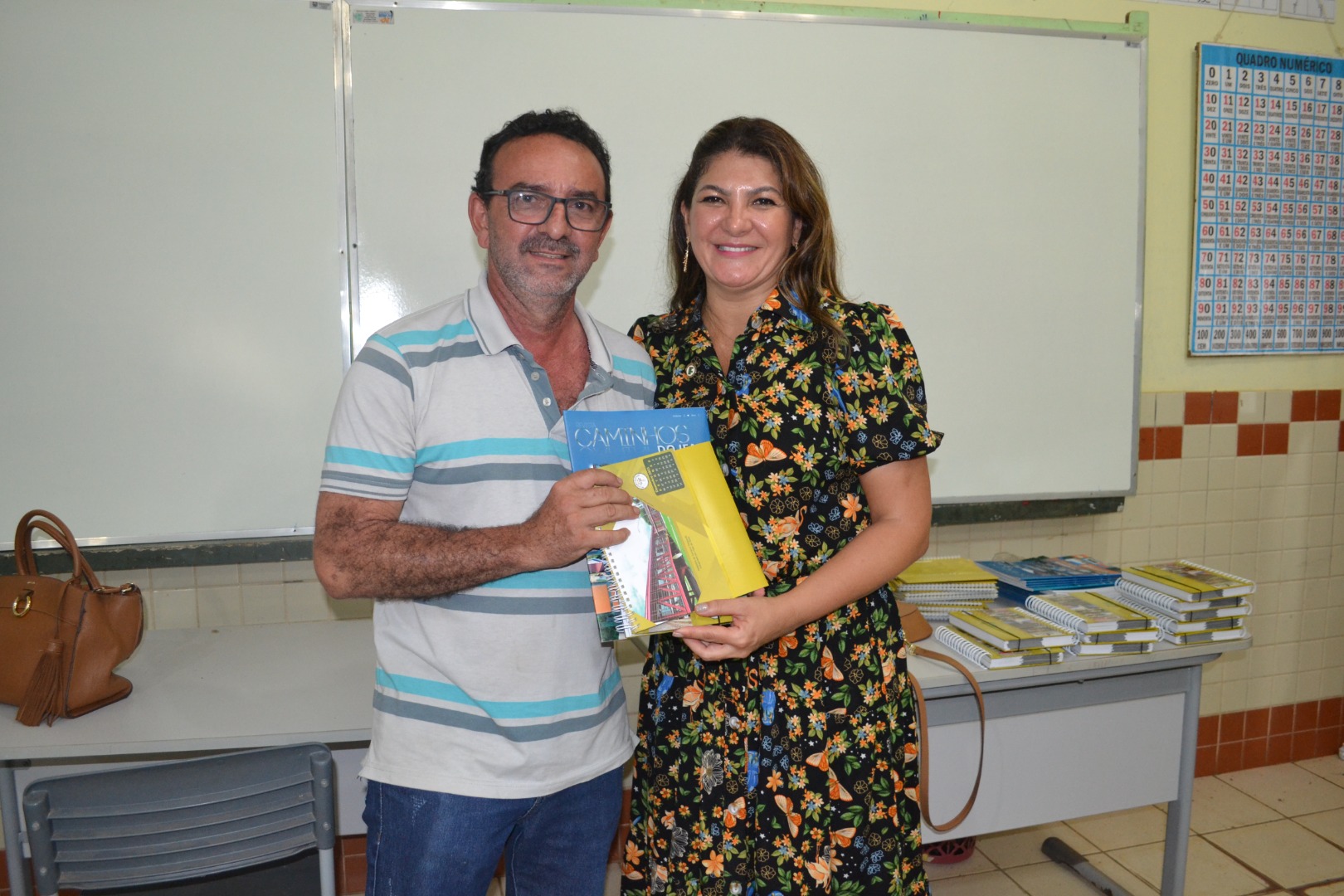 Entrega de material institucional (2).JPG