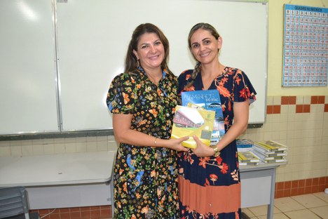 Entrega de material institucional (3).JPG