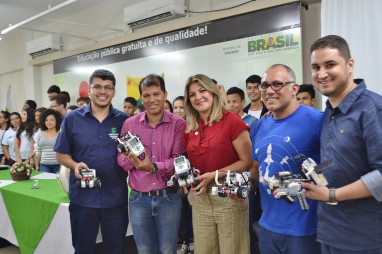 Entrega_de_kits_robotica_e_domo_3_800x533.jpg
