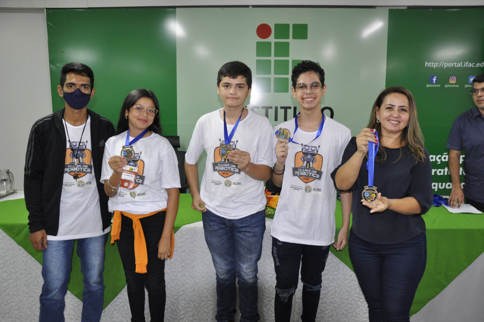 3. Medalhistas de bronze - Equipe Os_Capacitores.JPG