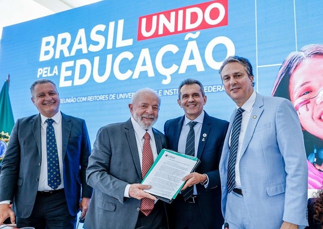 Conif entrega carta a Lula.jpg
