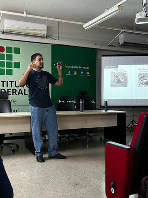 Foto 3.  Dr. Gustavo ministrando palestra no Campus Rio Branco.jpeg