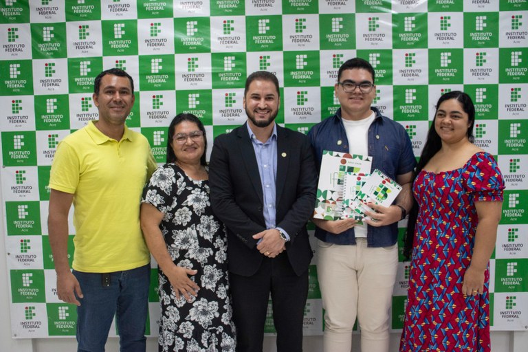 Egressos tomam posse como TAEs (1).jpg