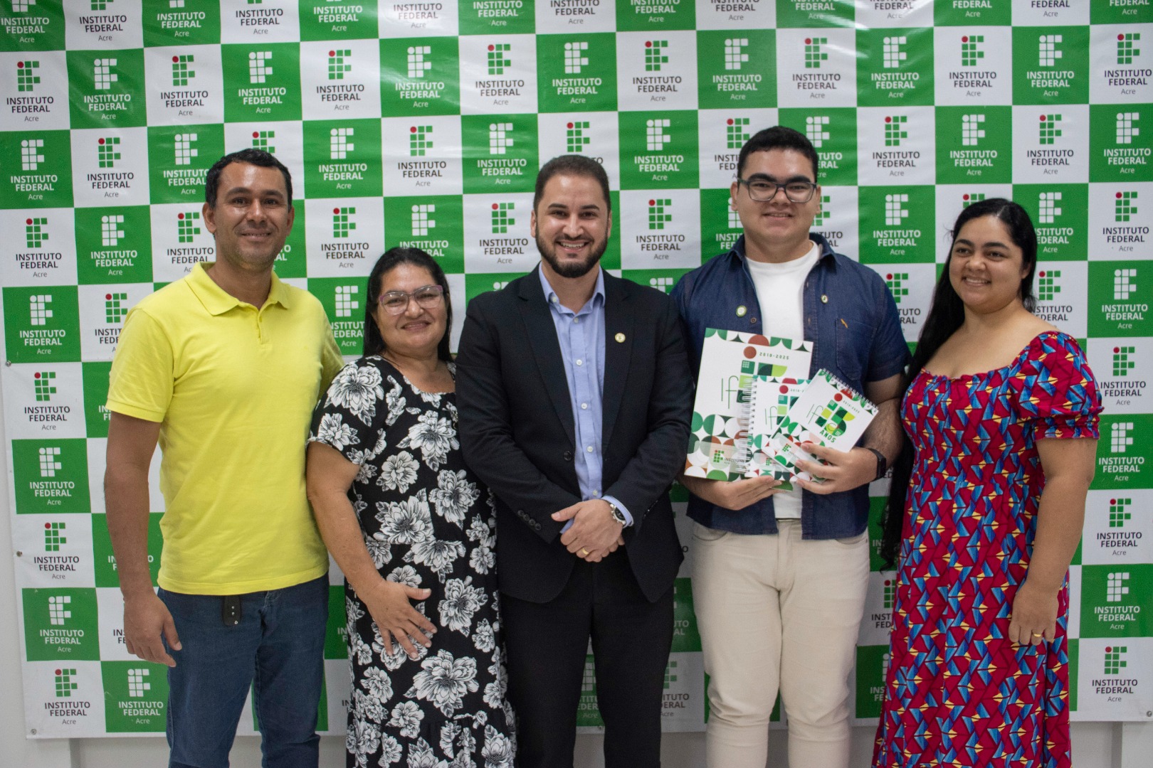 Egressos tomam posse como TAEs (1).jpg