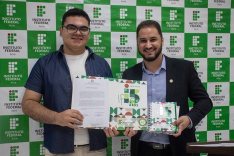 Egressos tomam posse como TAEs (3).jpg