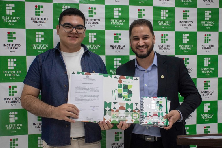 Egressos tomam posse como TAEs (3).jpg