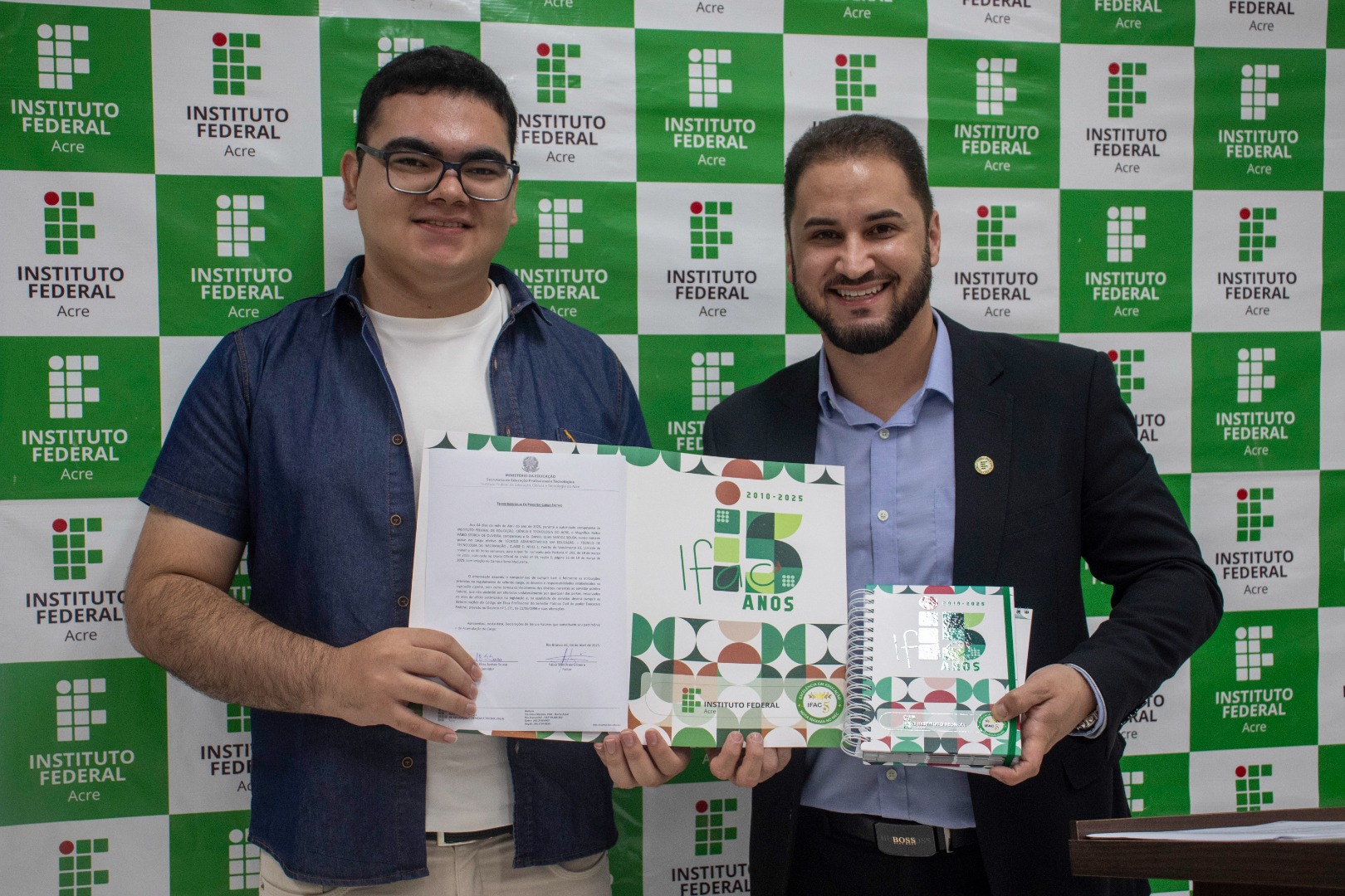 Egressos tomam posse como TAEs (3).jpg