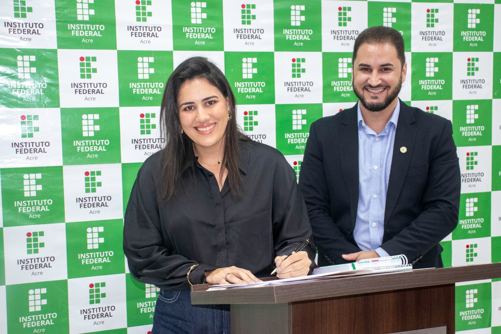 Egressos tomam posse como TAEs (4).jpg