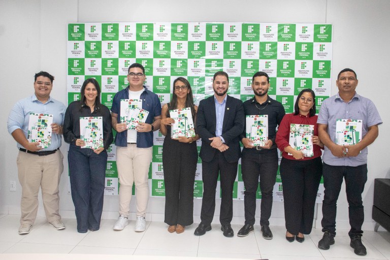 Egressos tomam posse como TAEs (5).jpg