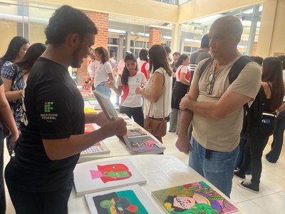 1 estudantes apresentando as obras.jpg