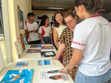 5 estudantes apresentando obras.jpg