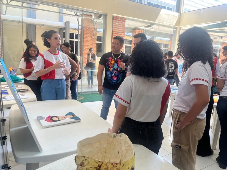 7 estudantes apresentando obras.jpg