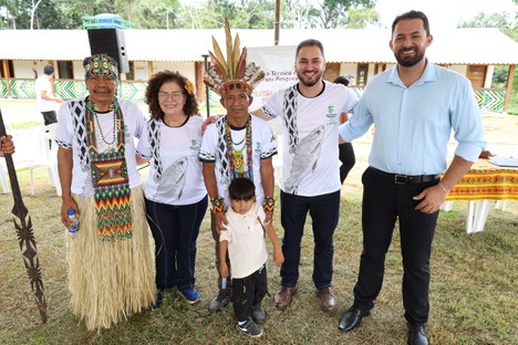 Cacique geral Edilson Rosa (Powá), ex-deputada Perpétua Almeida, presidente da AGPN Adriano Katukina (Itsomí), reitor Fábio Storch e diretor-geral Raelisson Walter