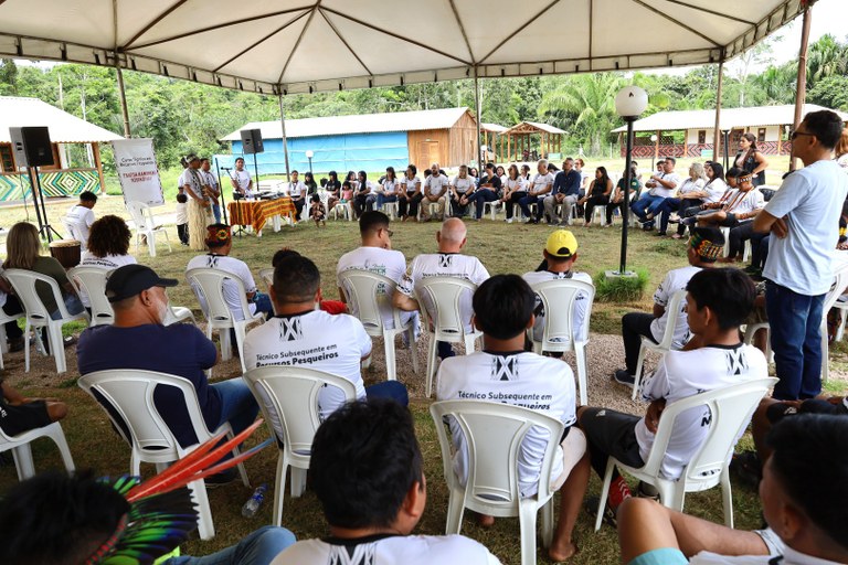 Cerimônia realizada em grande roda, modo tradicional de reunião da comunidade