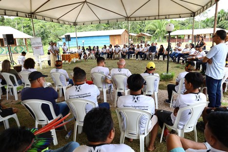 Cerimônia realizada em grande roda moodo tradicional de reunião da comunidade