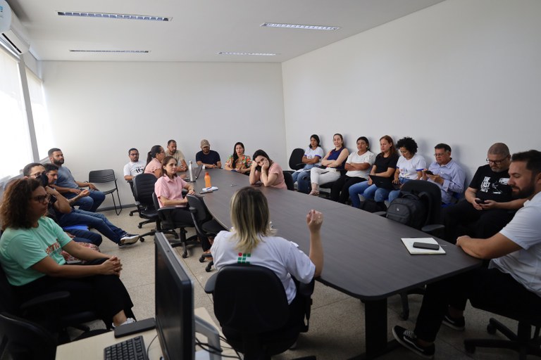 Extensão tinerante_Cruzeiro do Sul_reunião servidores1.JPG