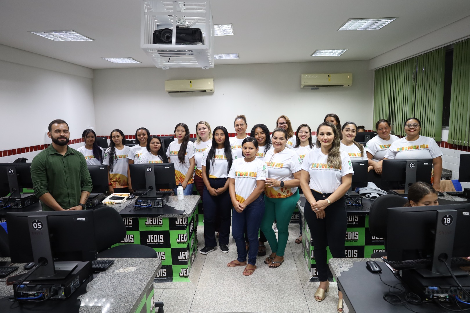 Curso de Operador de Caixa_campus Tarauacá Mulheres  Mil_alunas.JPG