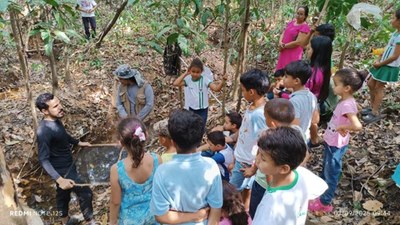 Pesquisadores apresentam resultado de pesquisas na Resex Chico Mendes_aula pratica com crianças da Resex_foto 3.jpg