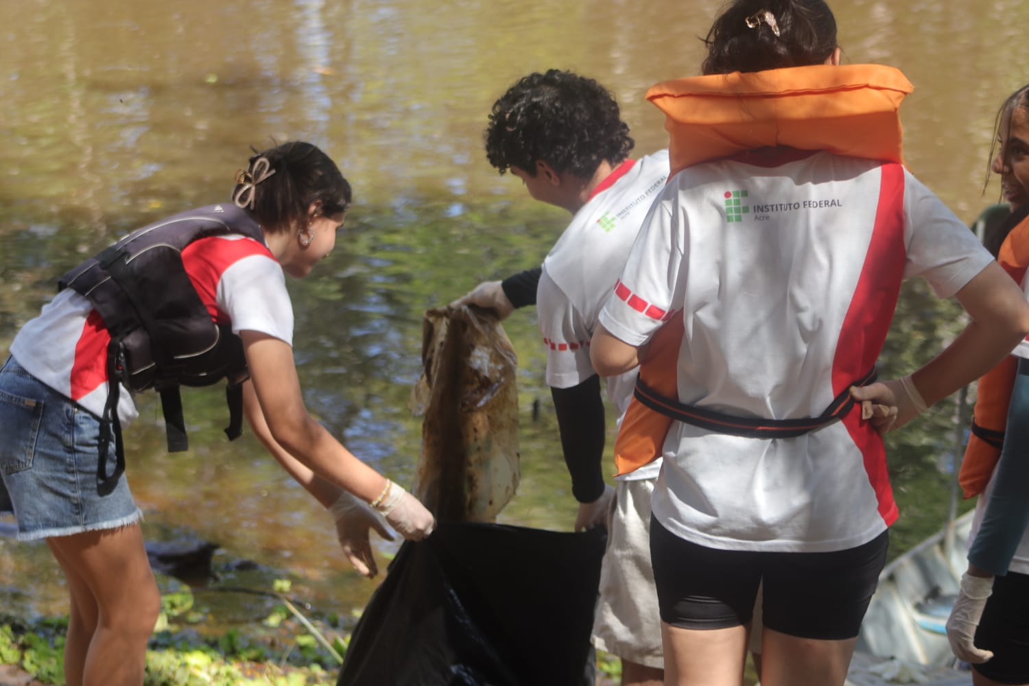 Ação ambiental no Rio Croa_2.jpeg