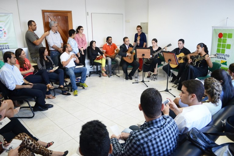 orquestra-violoes-cbs-reitoria1.jfif