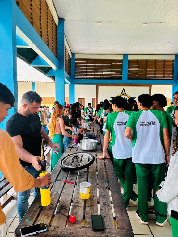 Escola DHR. Exposição Experimentos. Ano Ensino Médio (3).jpg